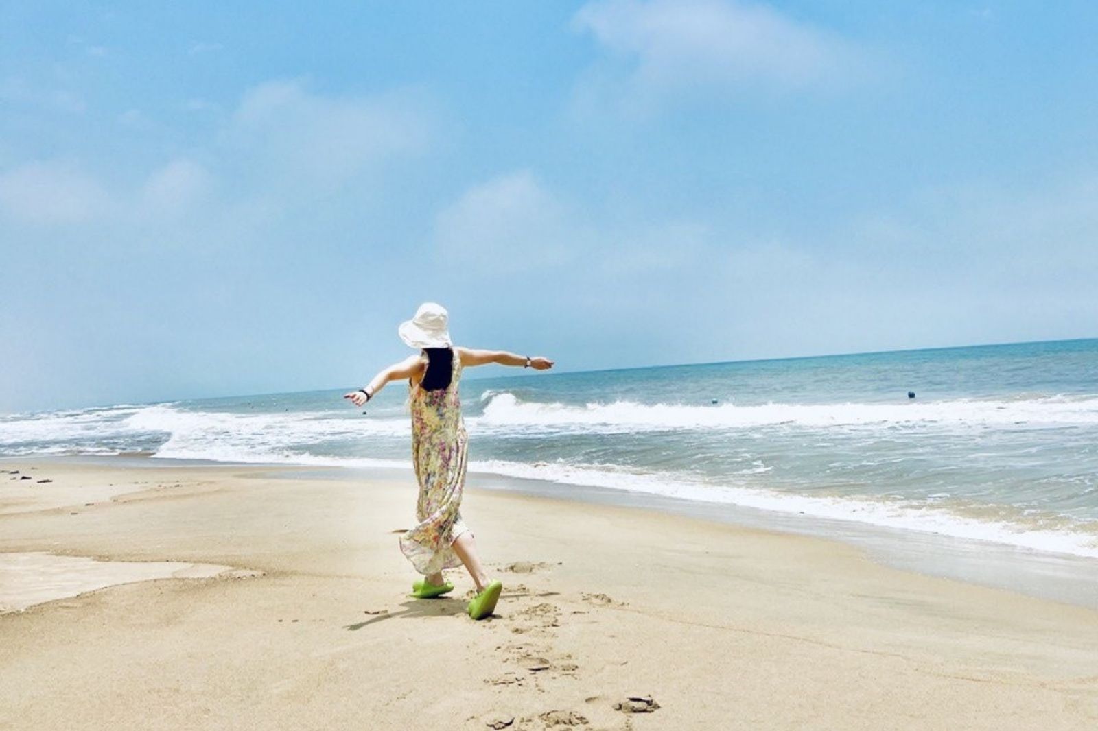 Nên đi biển vào buổi sáng để không quá nắng 