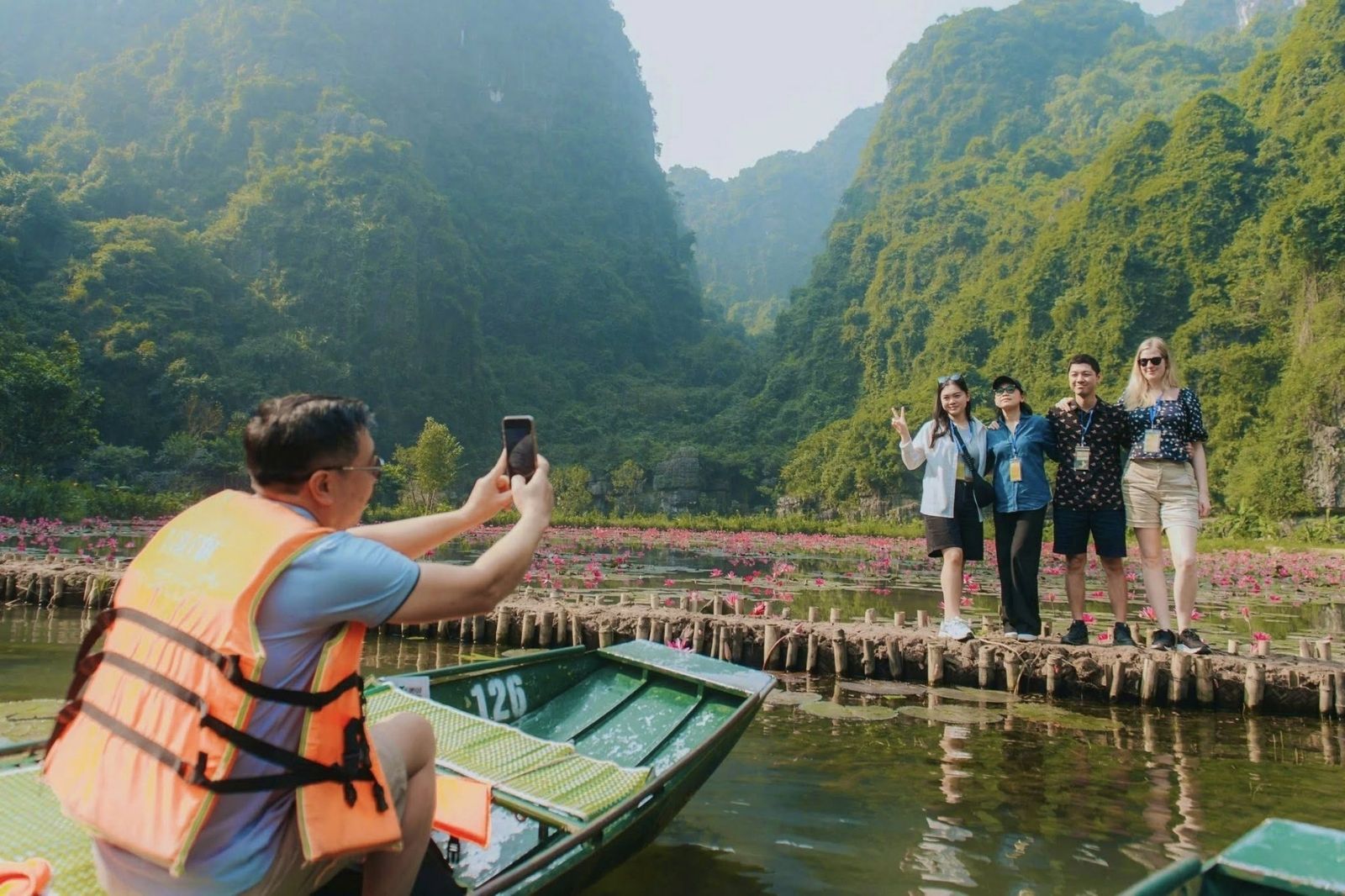 Nên đi theo nhóm để tiết kiệm chi phí hơn 