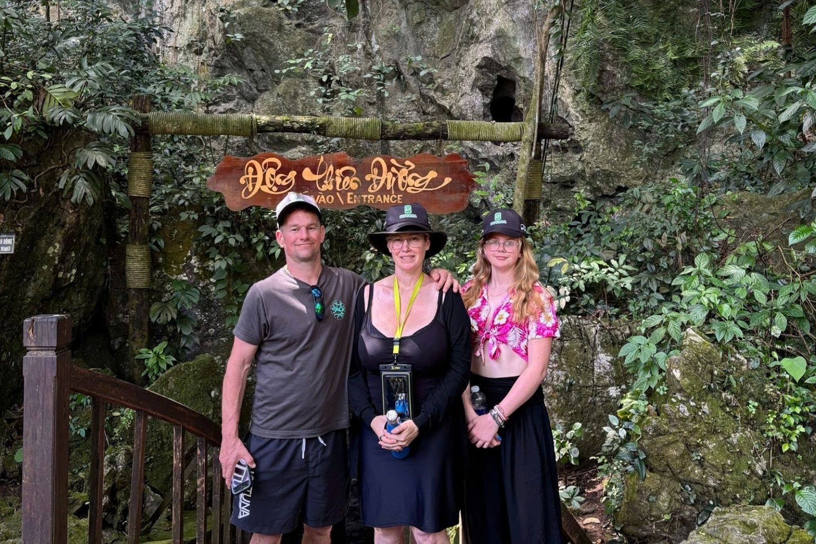 Nên đi vào buổi sáng để có đủ thời gian tham quan động Thiên Đường mà không bị vội vàng