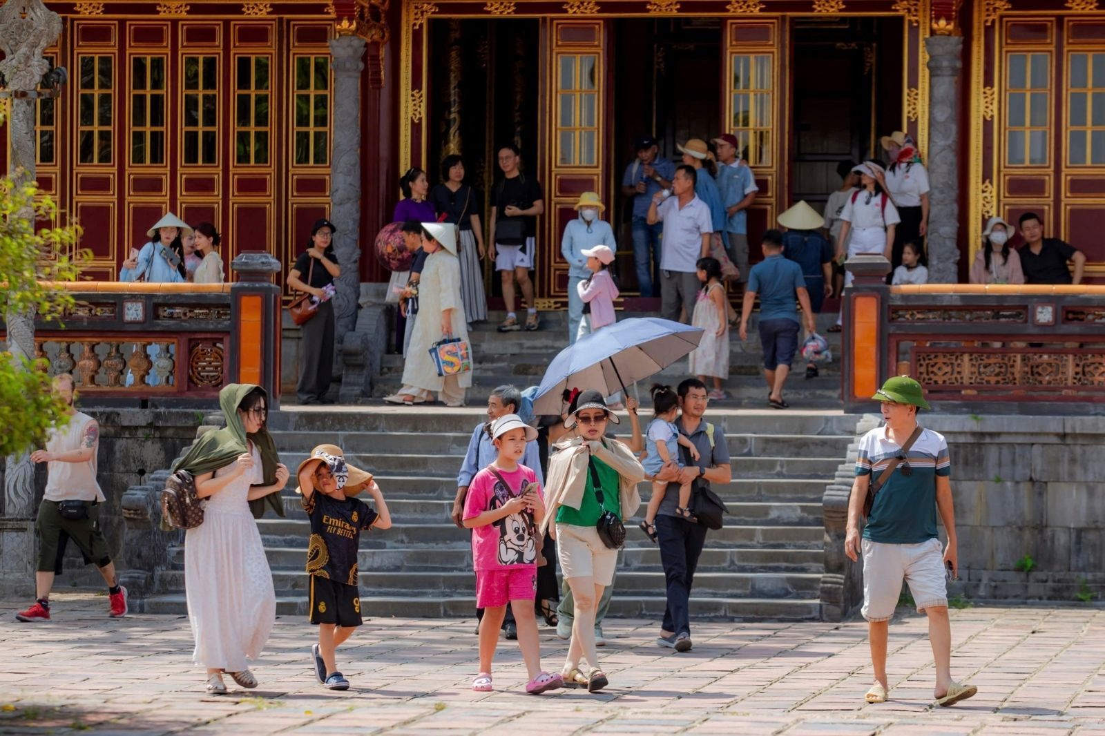 Nên mang thêm ô dù hoặc mũ đội