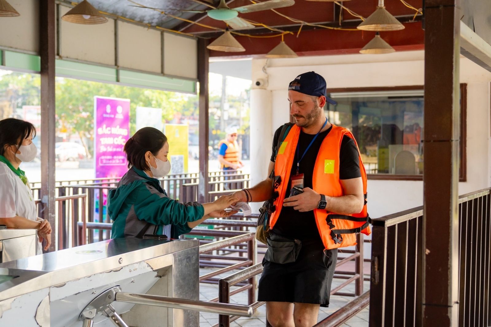 Nên mua vé combo để tiết kiệm thời gian 