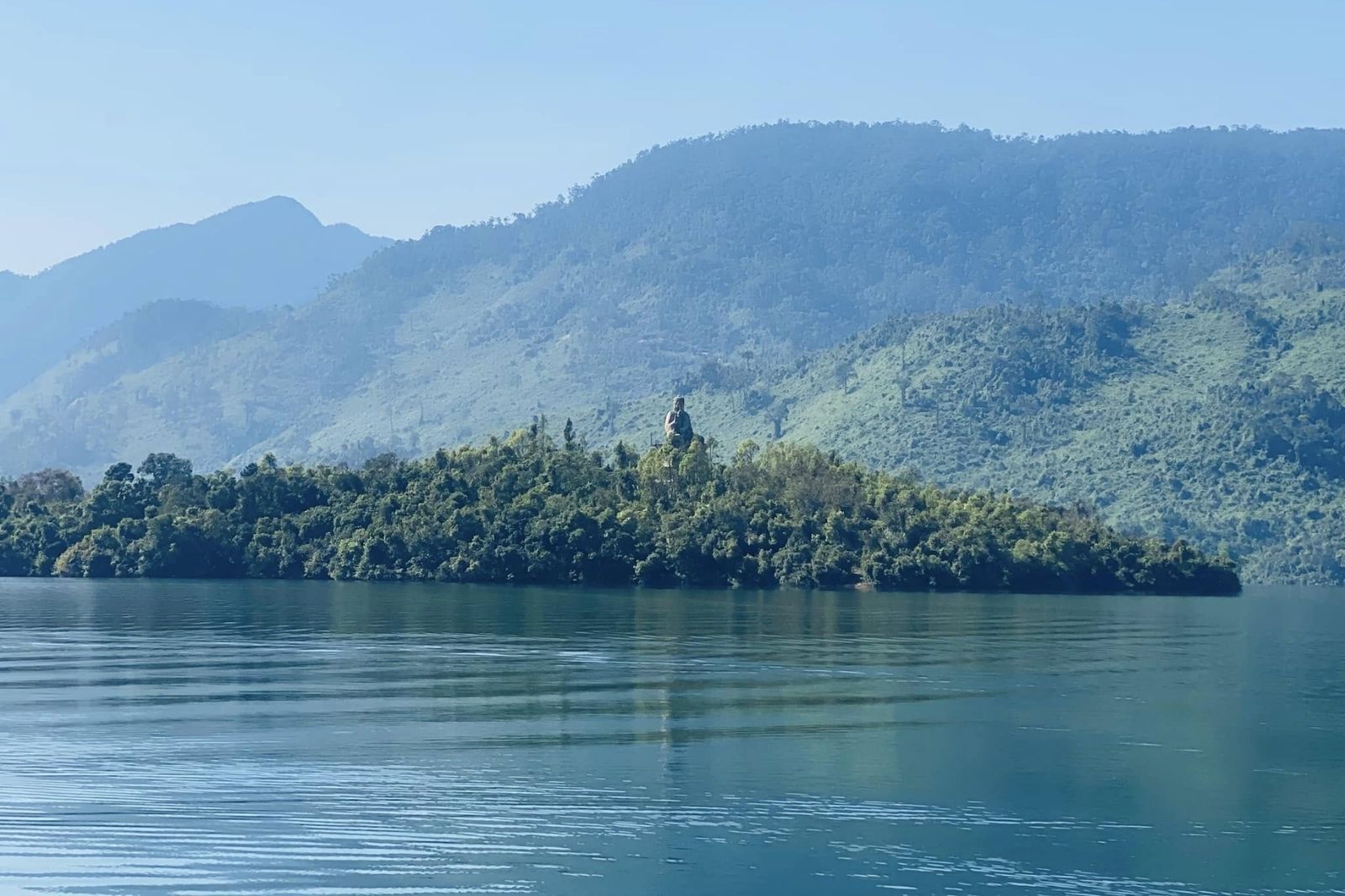 Nên tham quan hồ Truồi vào sáng sớm