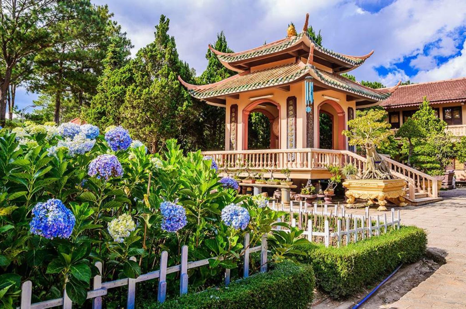 Si consiglia di visitare il Monastero Zen Truc Lam a Da Lat al mattino