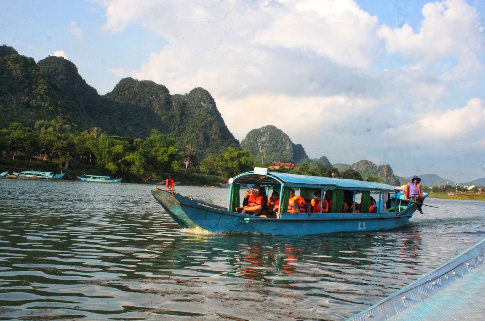 Bạn nên tìm hiểu kỹ thông tin và so sánh giá cả trước khi quyết định chọn hình thức du lịch