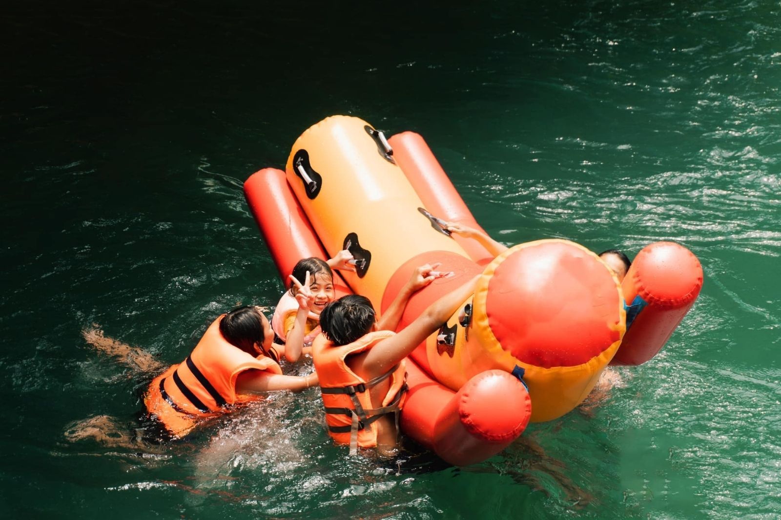 Nếu đến vào dịp lễ thì bạn nên đặt phòng trước để tránh hết phòng