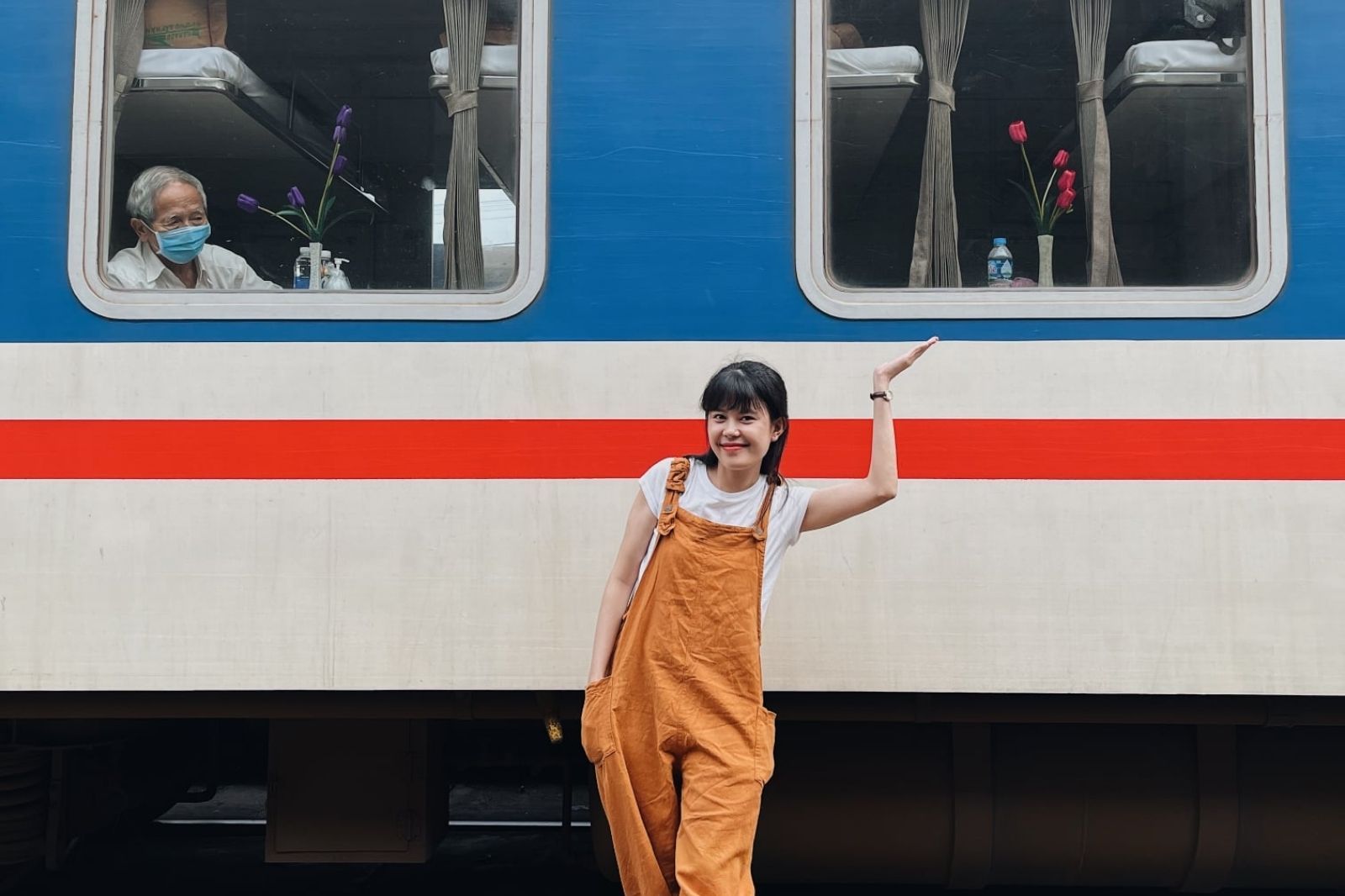 Nếu muốn ngắm cảnh dọc đường thì tàu hỏa là lựa chọn phù hợp