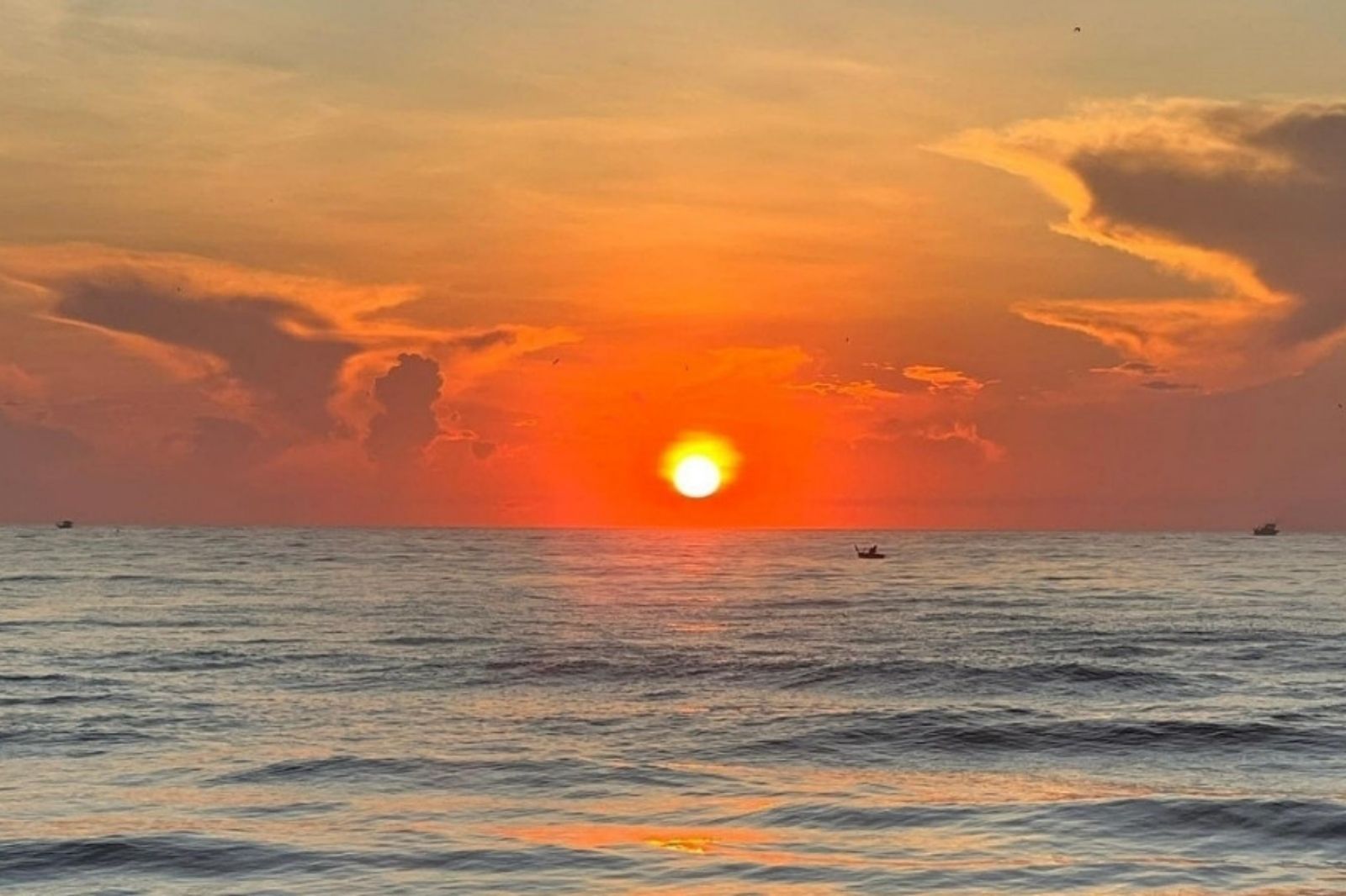 Ngắm bình minh ở biển Bình Minh 