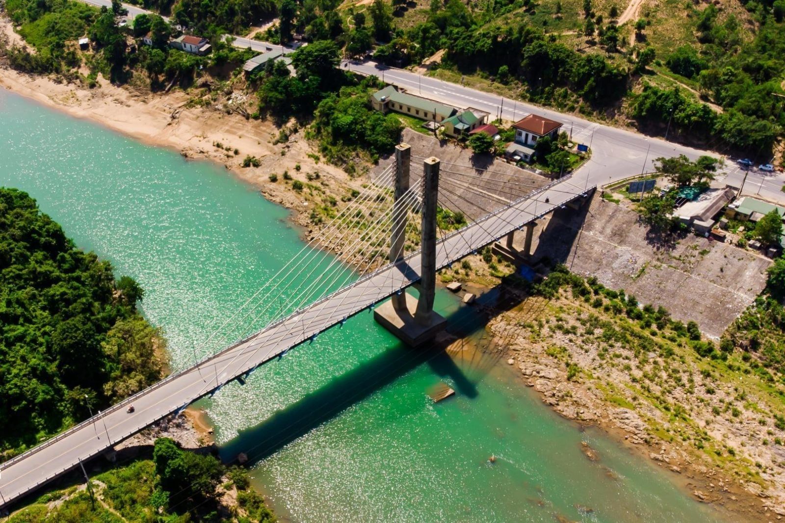 Ngắm cảnh núi rừng từ cầu treo 