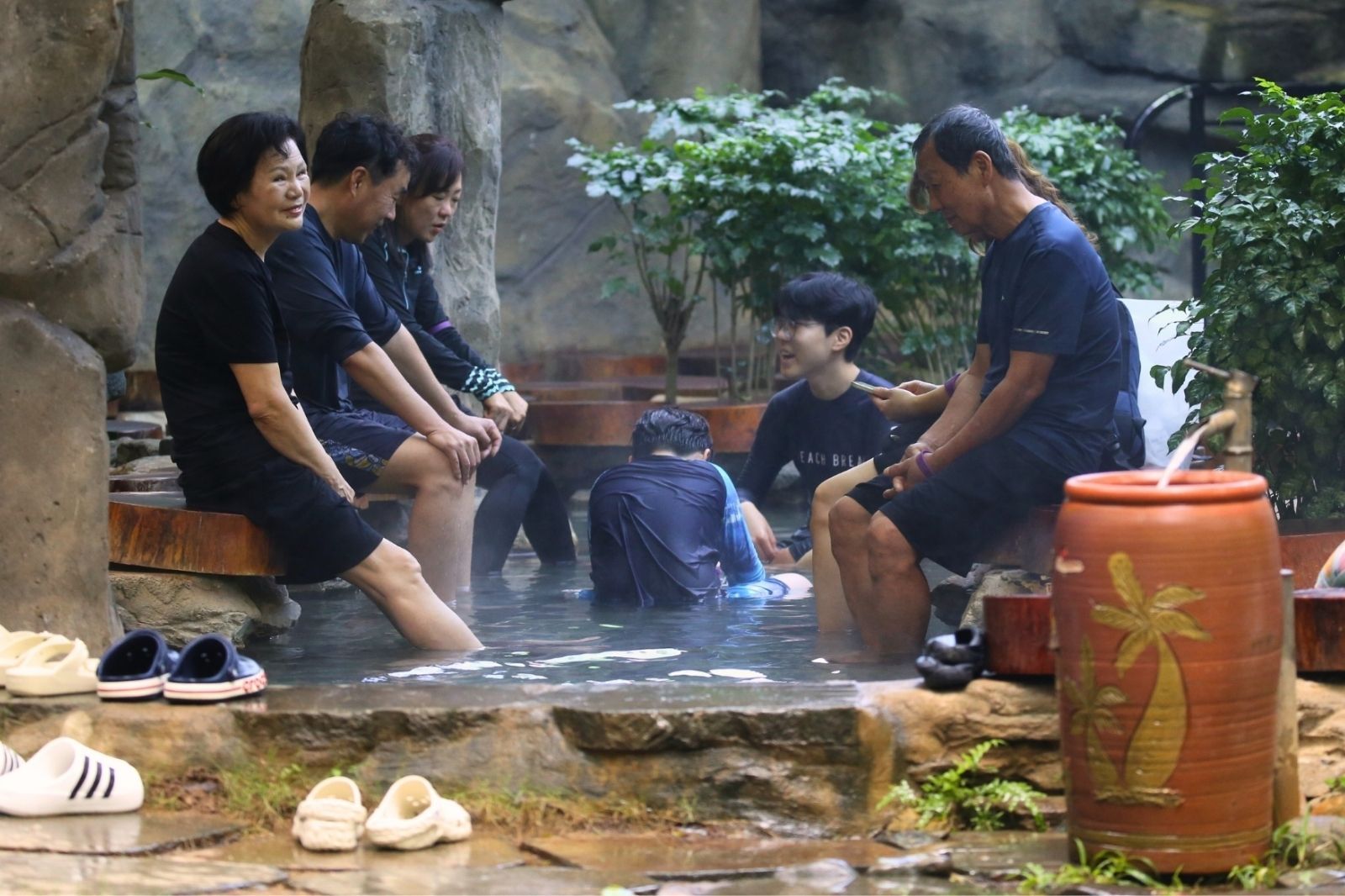 Ngâm chân ở bồn khoáng nóng  