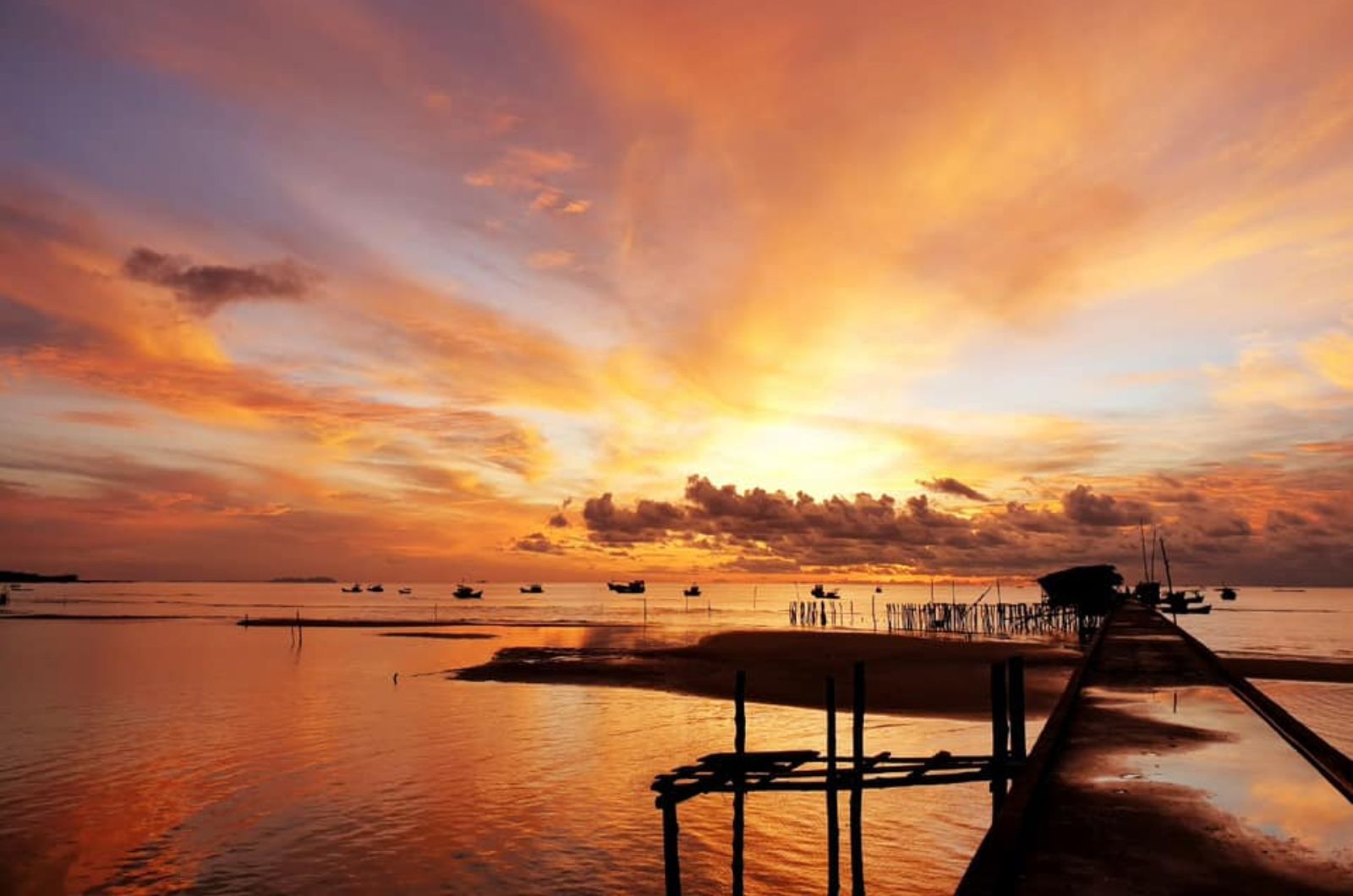 Ngắm hoàng hôn ở làng chài Hàm Ninh 