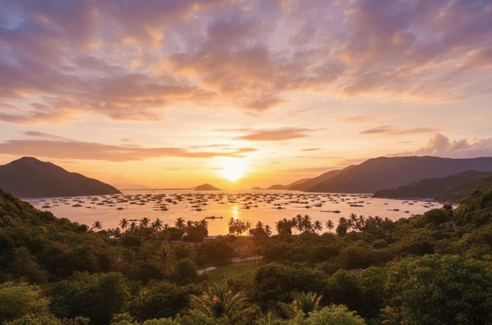 Coucher de soleil sur la baie de Vung Ro 