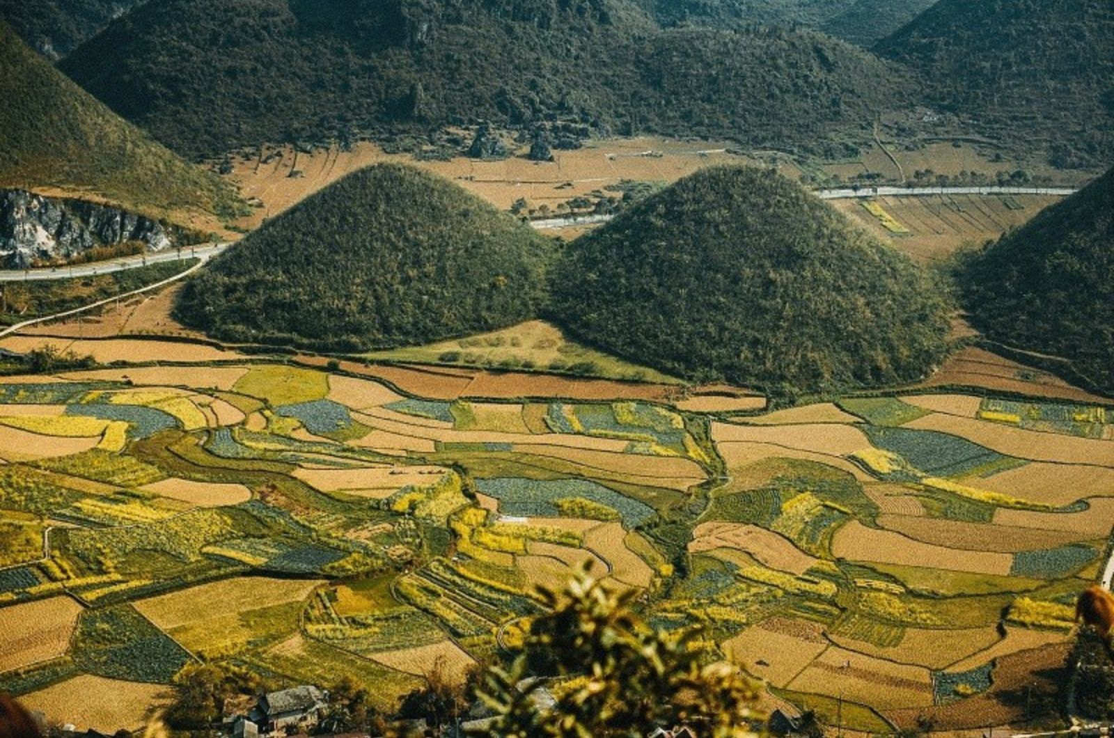 Ngắm nhìn toàn cảnh núi đôi Quản Bạ 