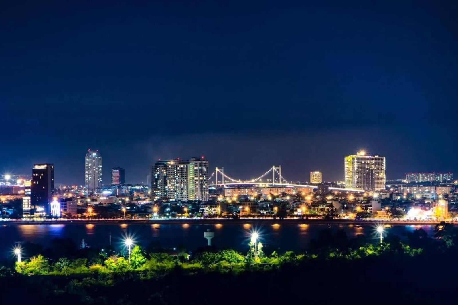 Ngắm thành phố về đêm ở bán đảo Sơn Trà