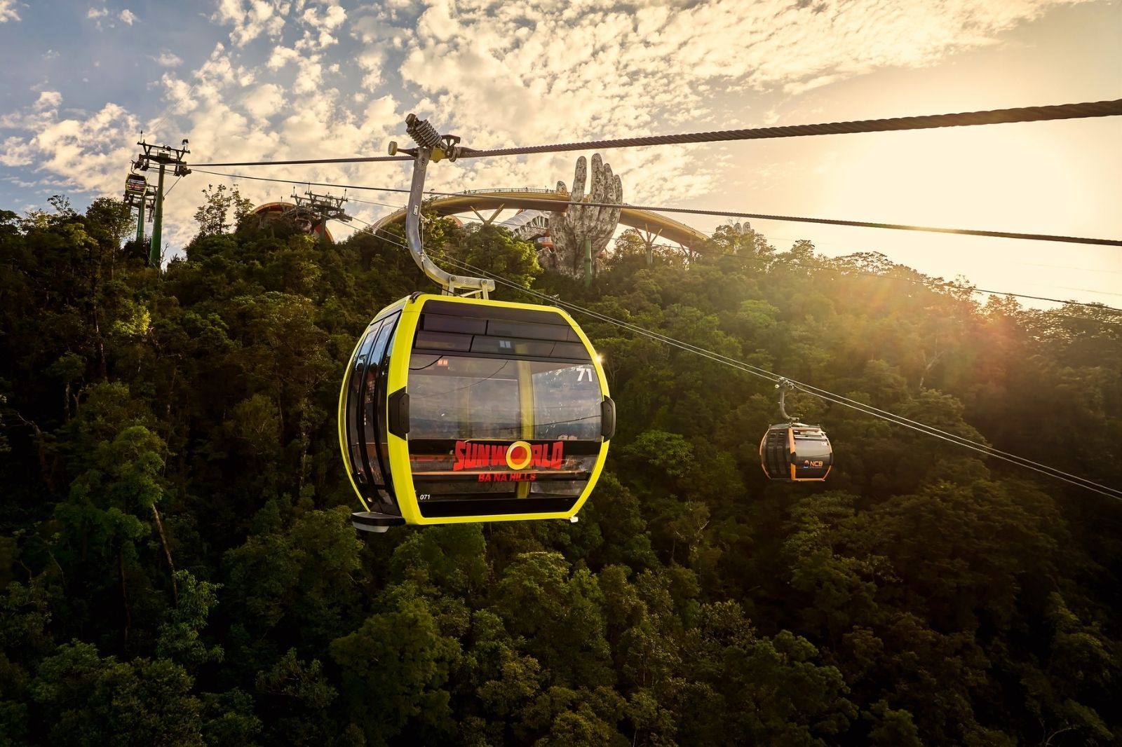 Ngắm toàn cảnh trên cao khi đi cáp treo