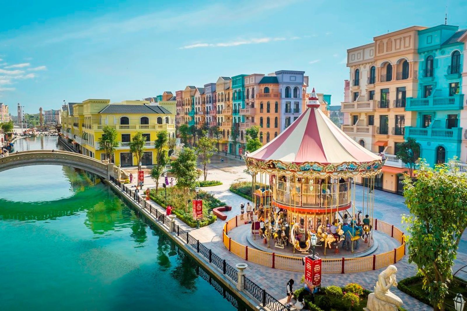 Nằm ngay ven sông Co Co 