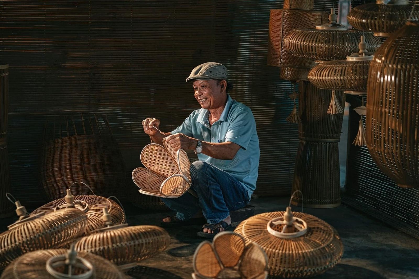 Quan sát những người thợ tỉ mỉ làm nên sản phẩm