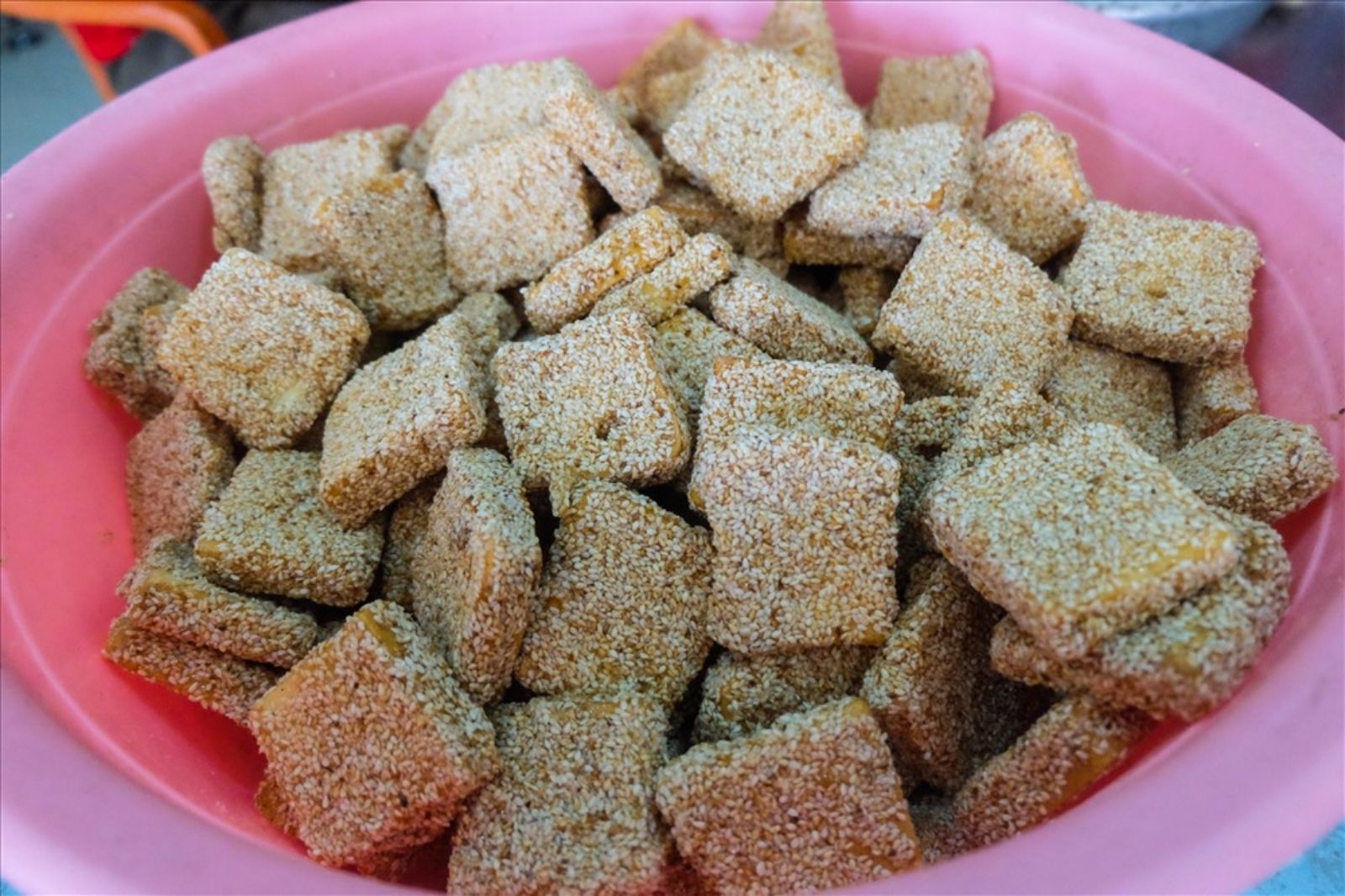 Nghề làm bánh khô mè bắt nguồn từ làng Cẩm Lệ