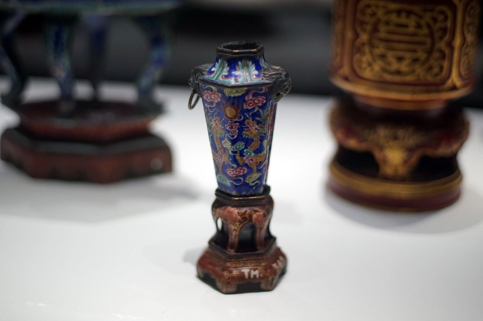 Nghệ thuật Pháp lam trong trang trí đồ dùng 