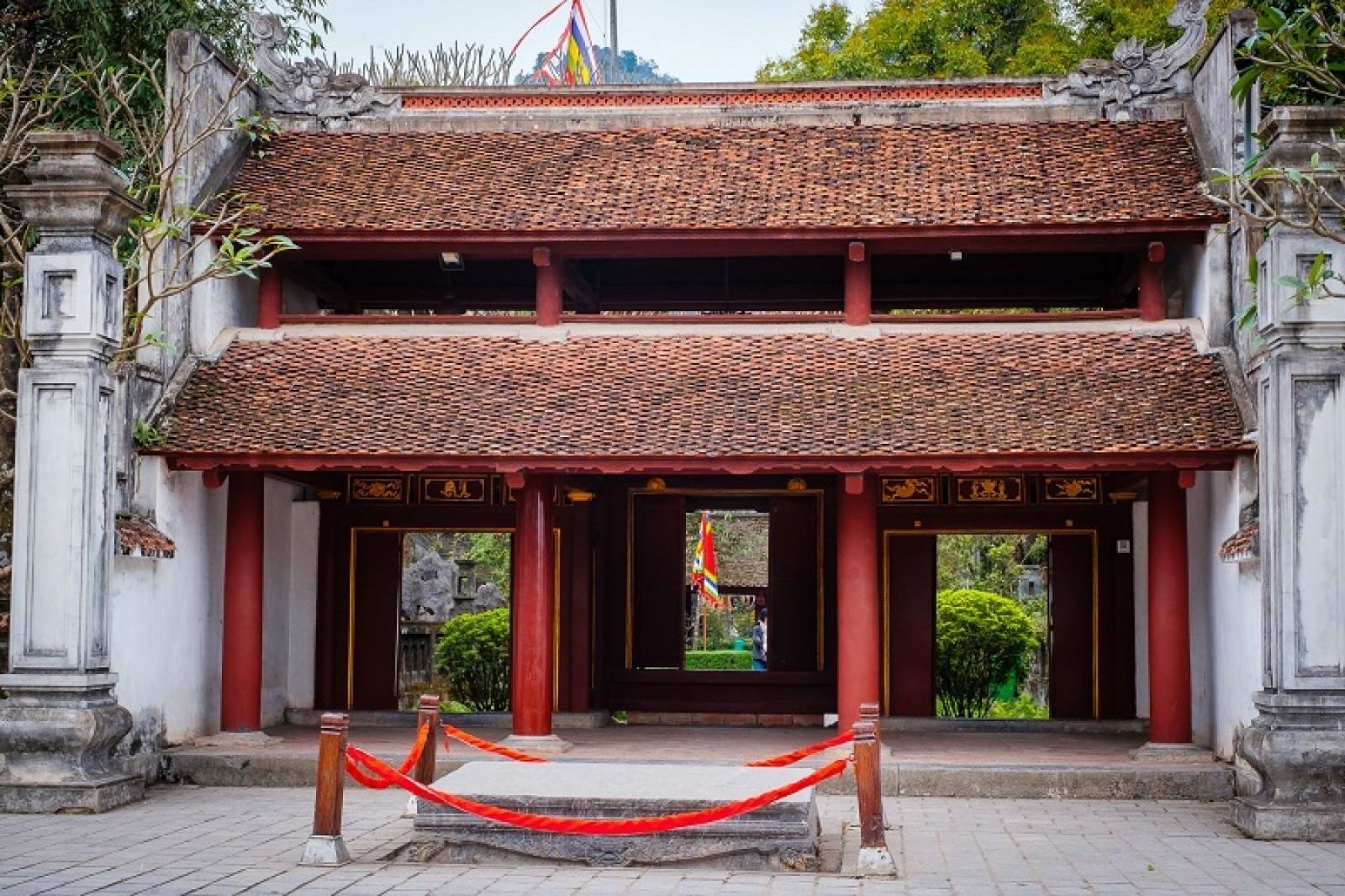 Nghi Môn Ngoại ở đền thờ vua Lê Đại Hành