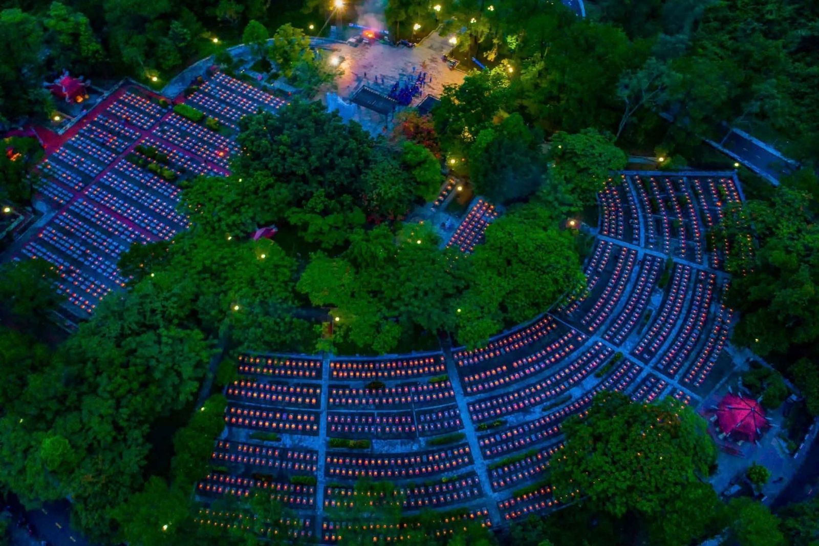 Nghĩa trang liệt sĩ Trường Sơn về đêm