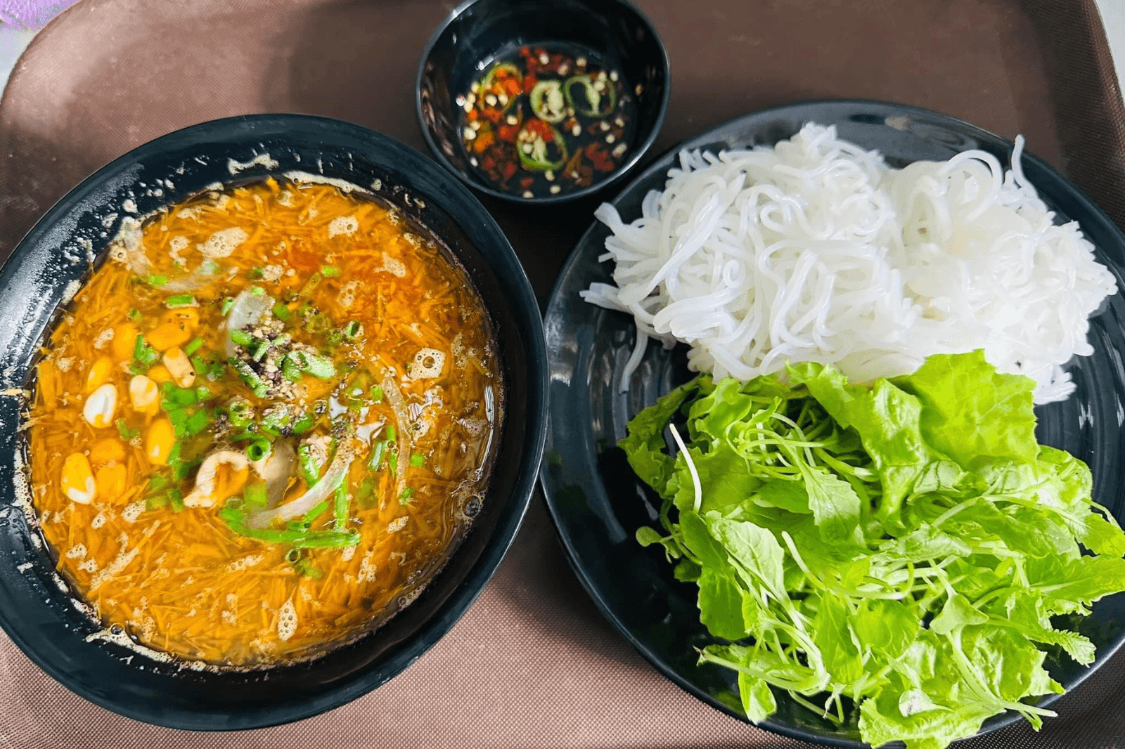 Ngoài bánh mì thì cũng có thể ăn kèm với bún