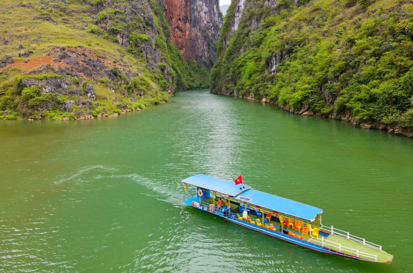 Ngồi thuyền khám phá sông Nho Quế