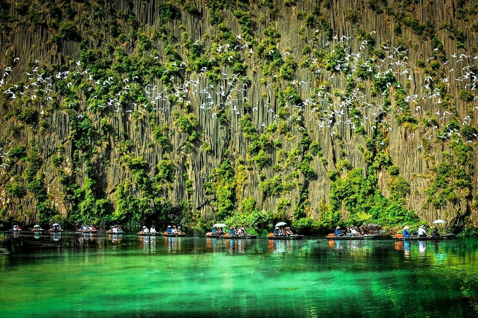 Ngồi thuyền ngắm cảnh ở Đầm Vân Long