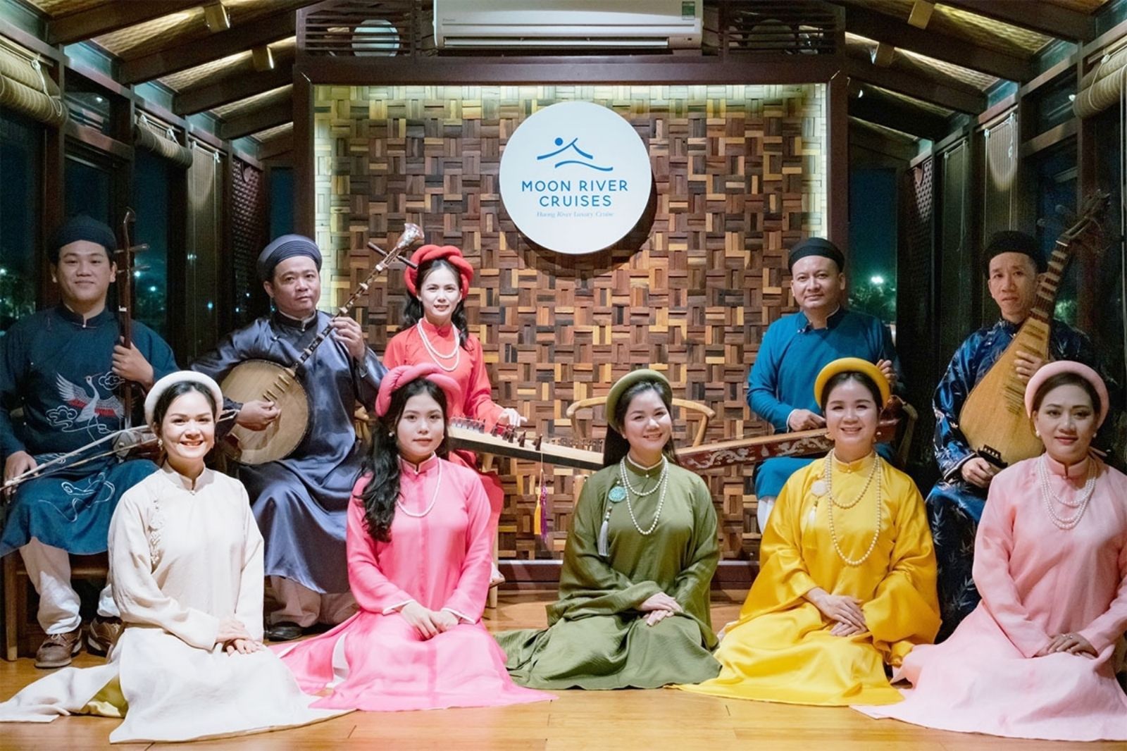 Du khách có thể ngồi thuyền rồng để ngắm cầu về đêm  