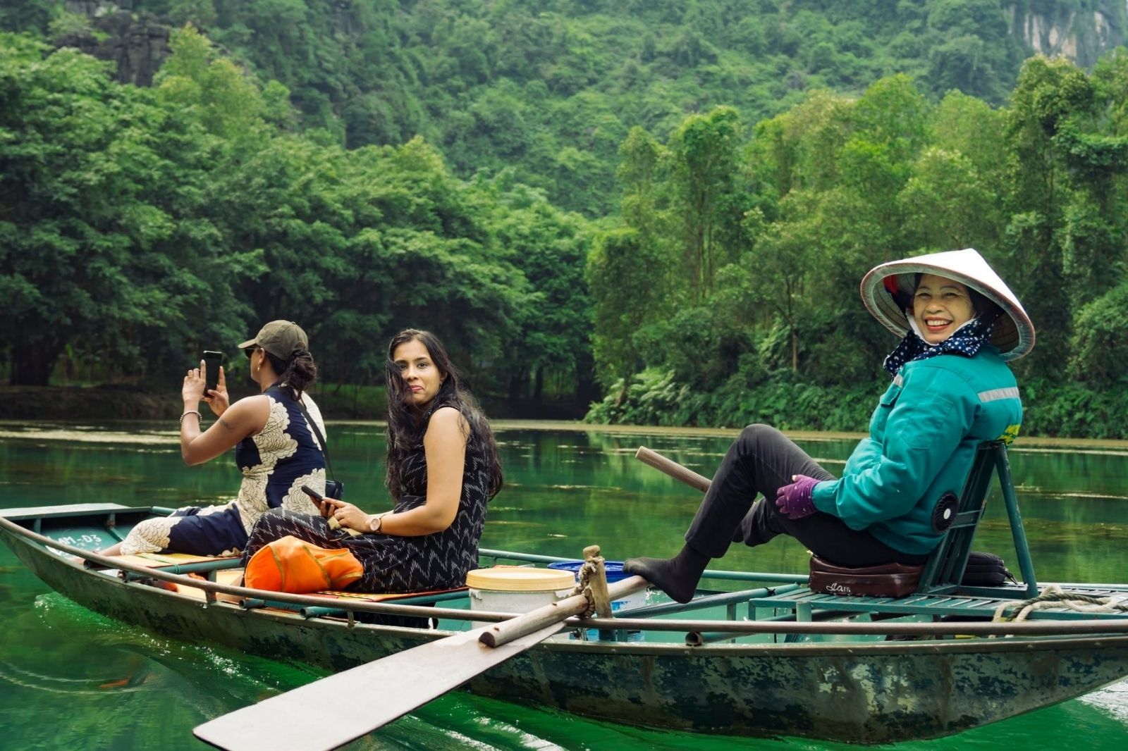 Ngồi thuyền tham quan Tam Cốc - Bích Động