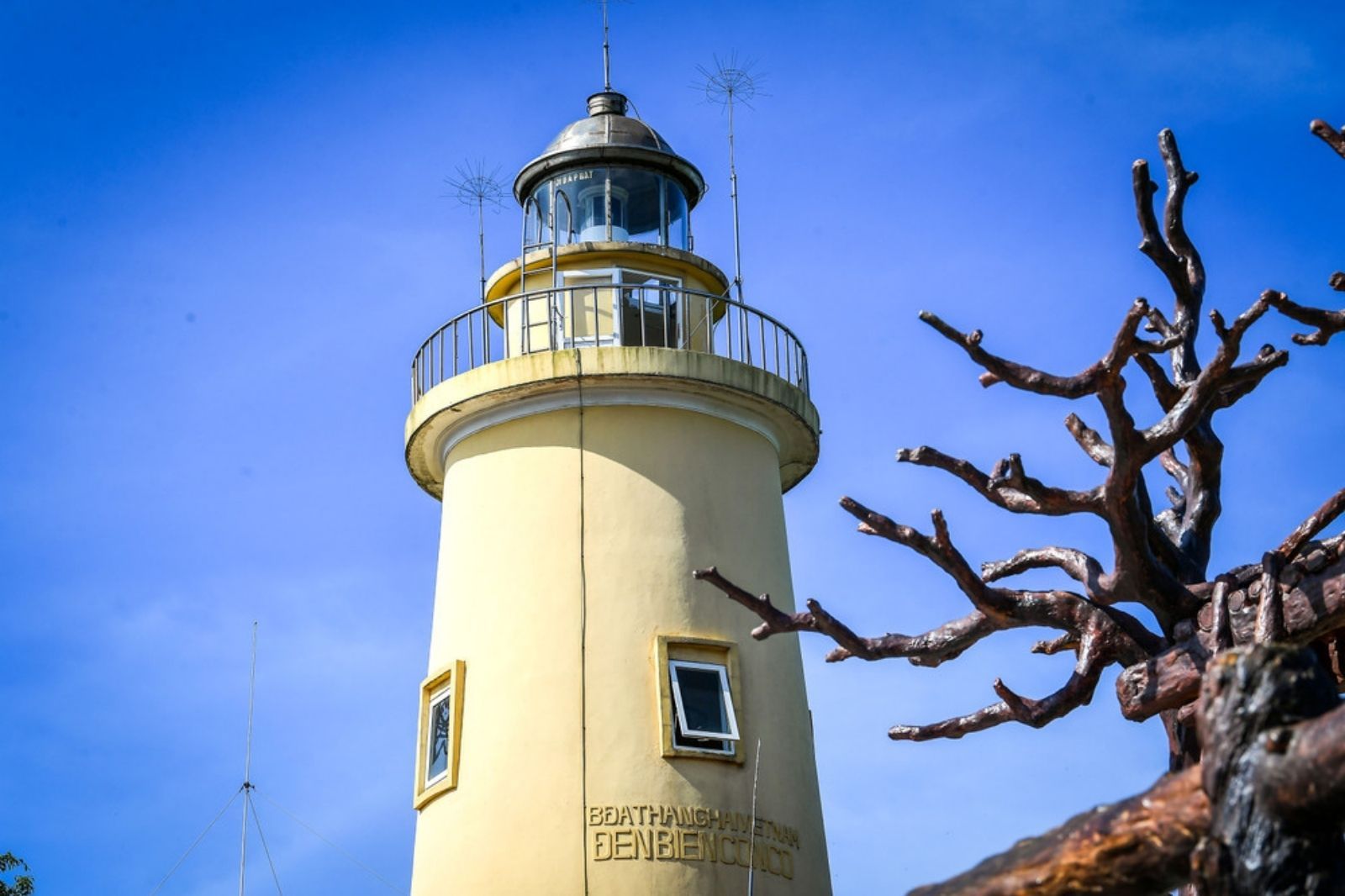 Ngọn hải đăng cổ kính giữa bầu trời trong xanh