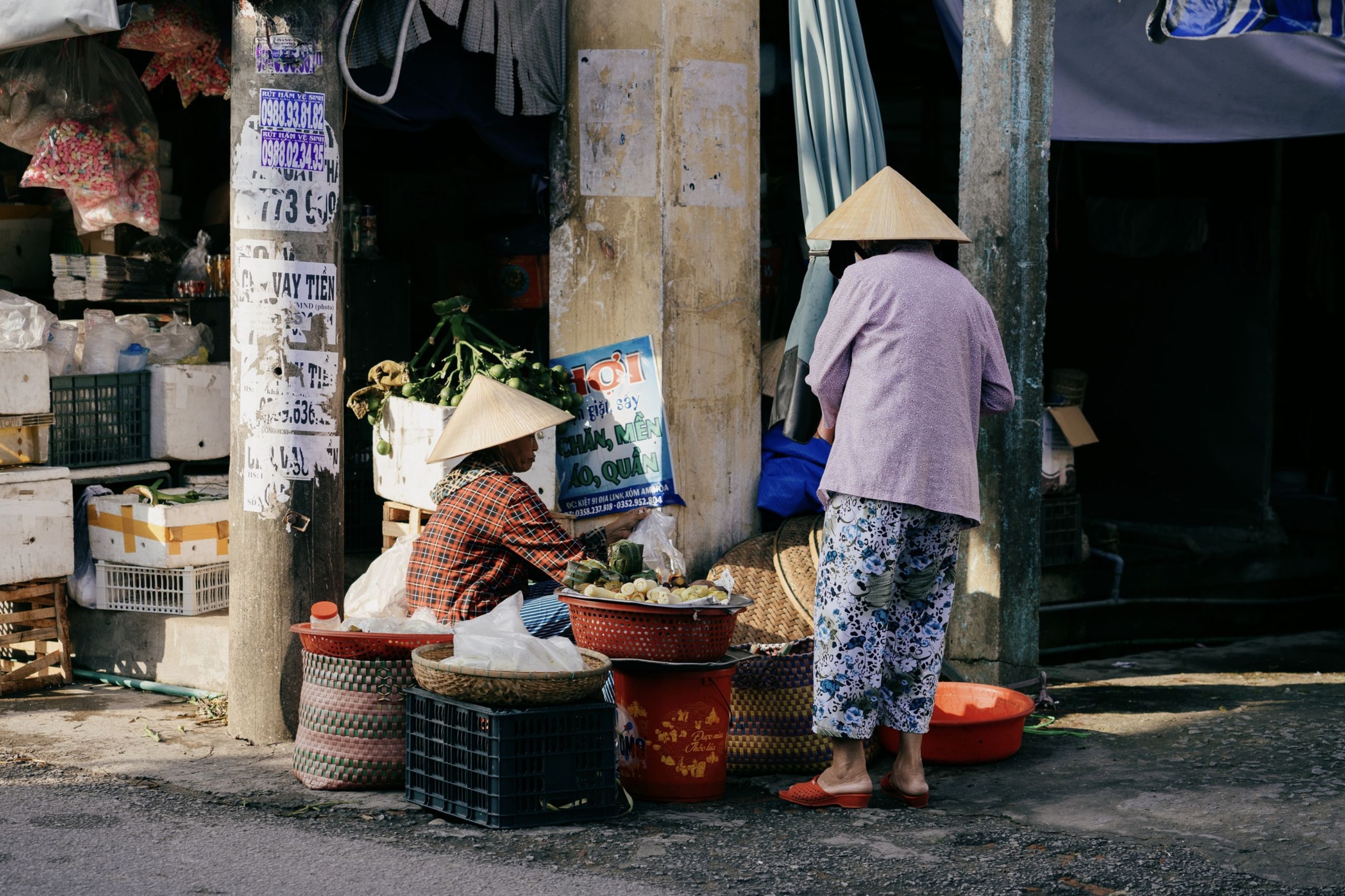 Người dân buôn bán ở phố cổ Bao VInh
