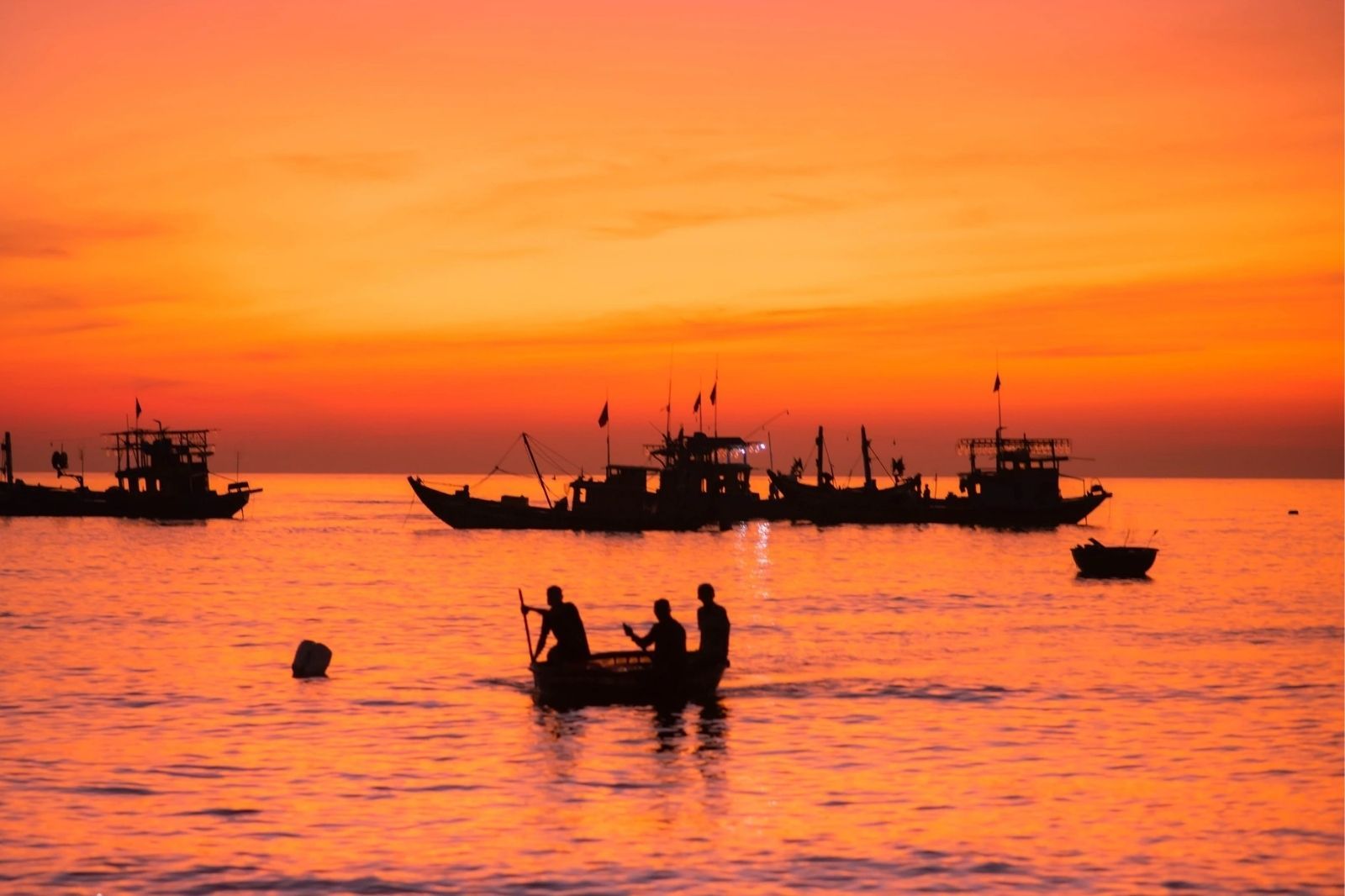 Người dân đánh bắt ở biển Bình Mình  