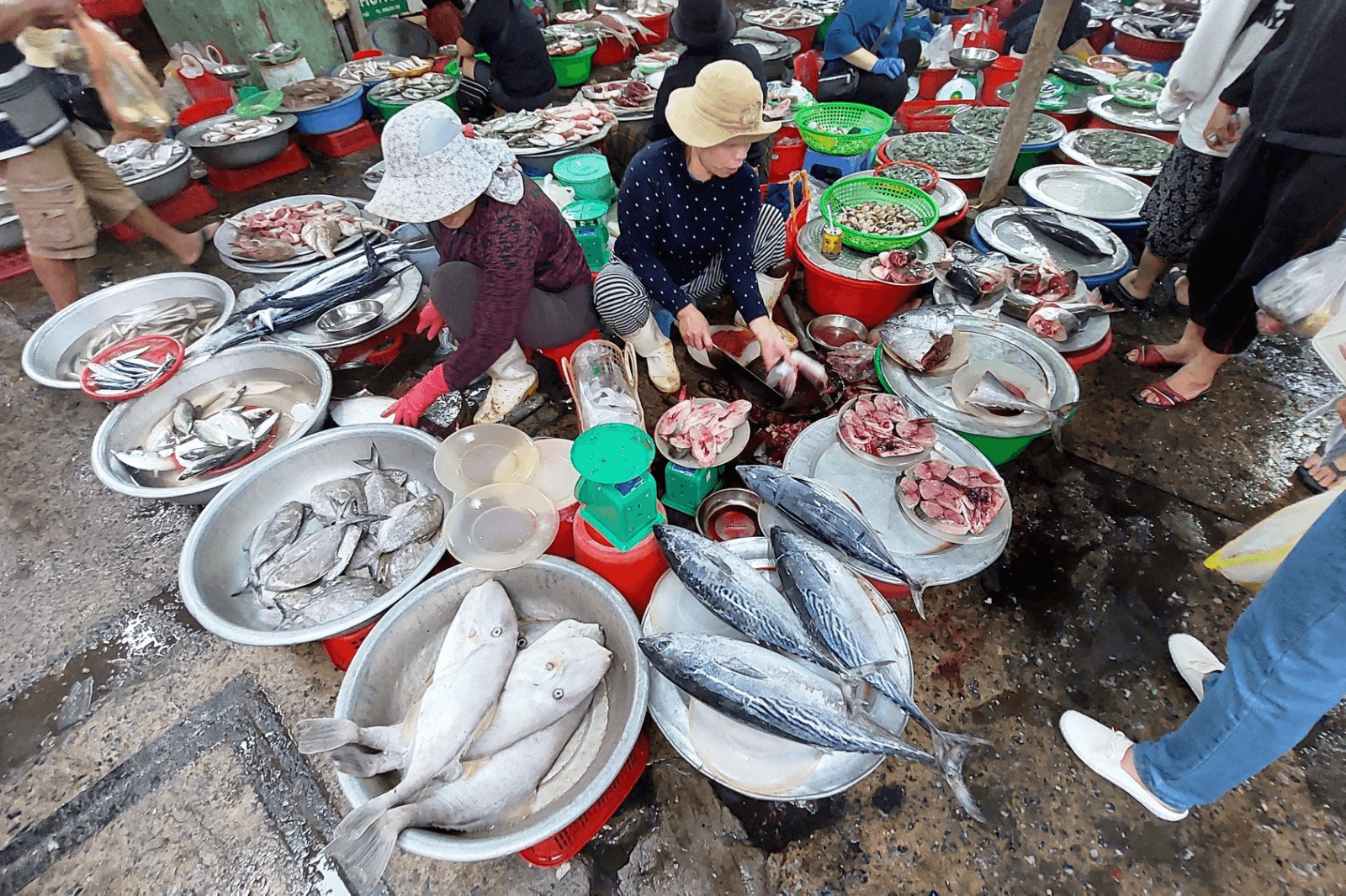 Người dân địa phương sơ chế cá ngay tại chợ 