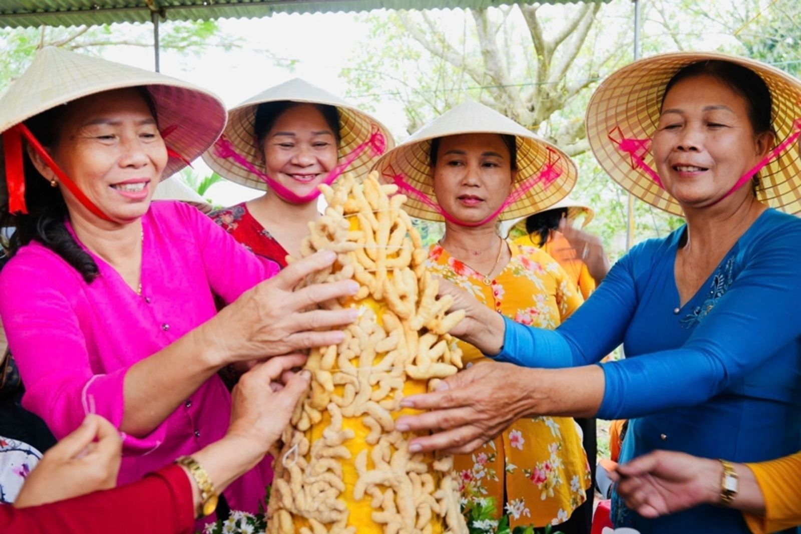 Người dân làm bánh dâng lên bà 