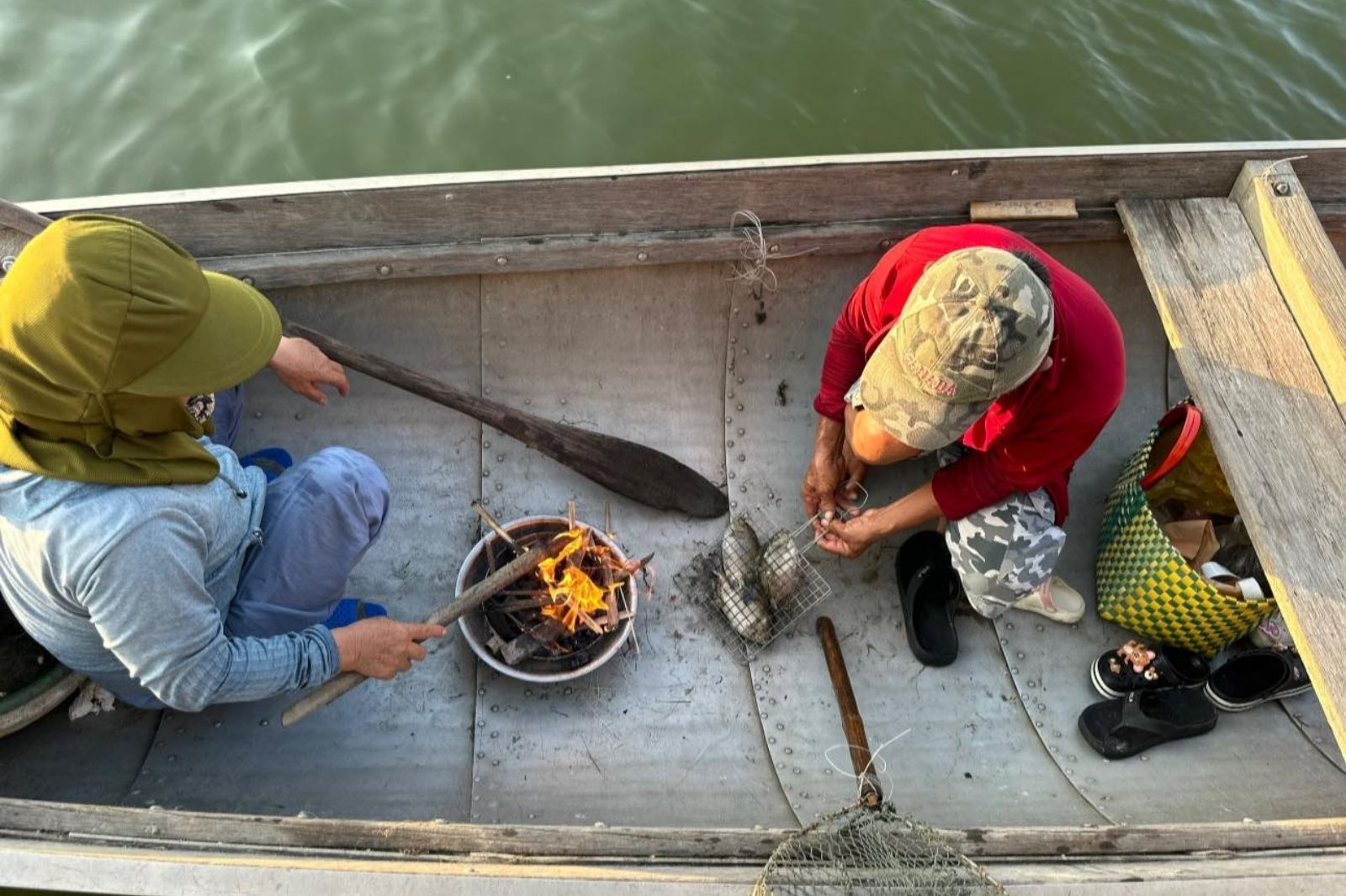 Người dân làm nghề đánh bắt và nuôi trồng thủy hải sản  