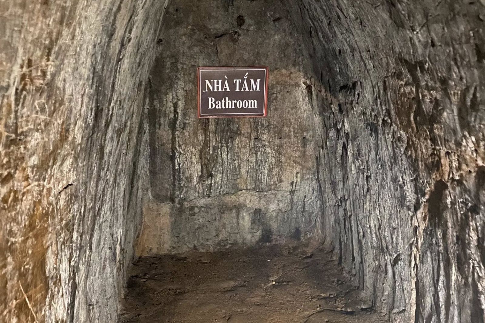 Người dân sinh sống và sinh hoạt dưới địa đạo 