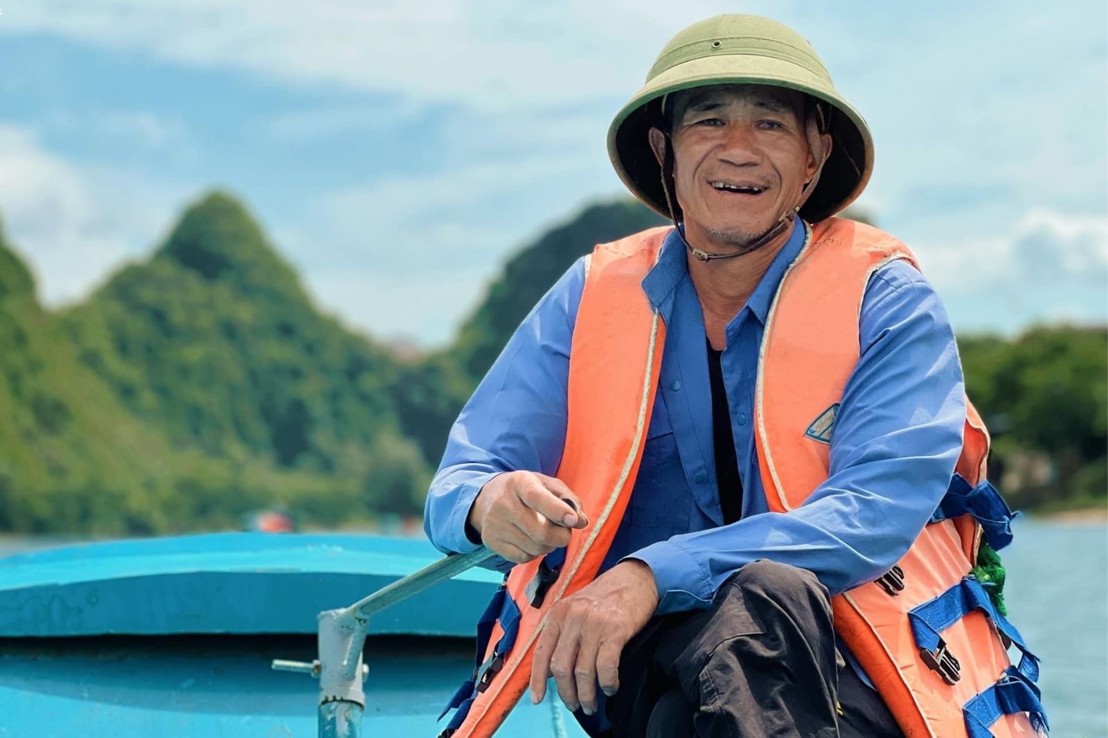 Người dân sống bằng nghề lái thuyền trên sông Son