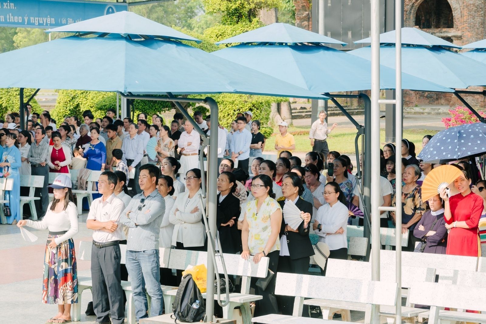 Người dân tham gia các buổi cầu nguyện 