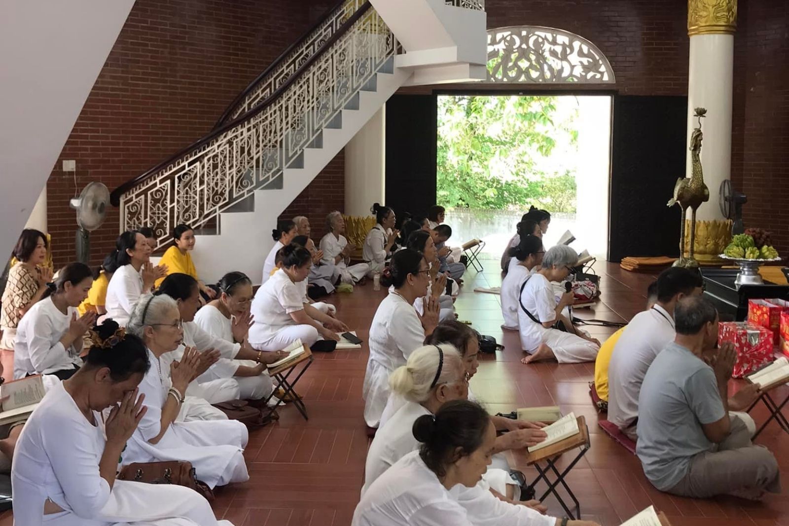 Người dân tham gia các buổi đọc kinh ở chùa 