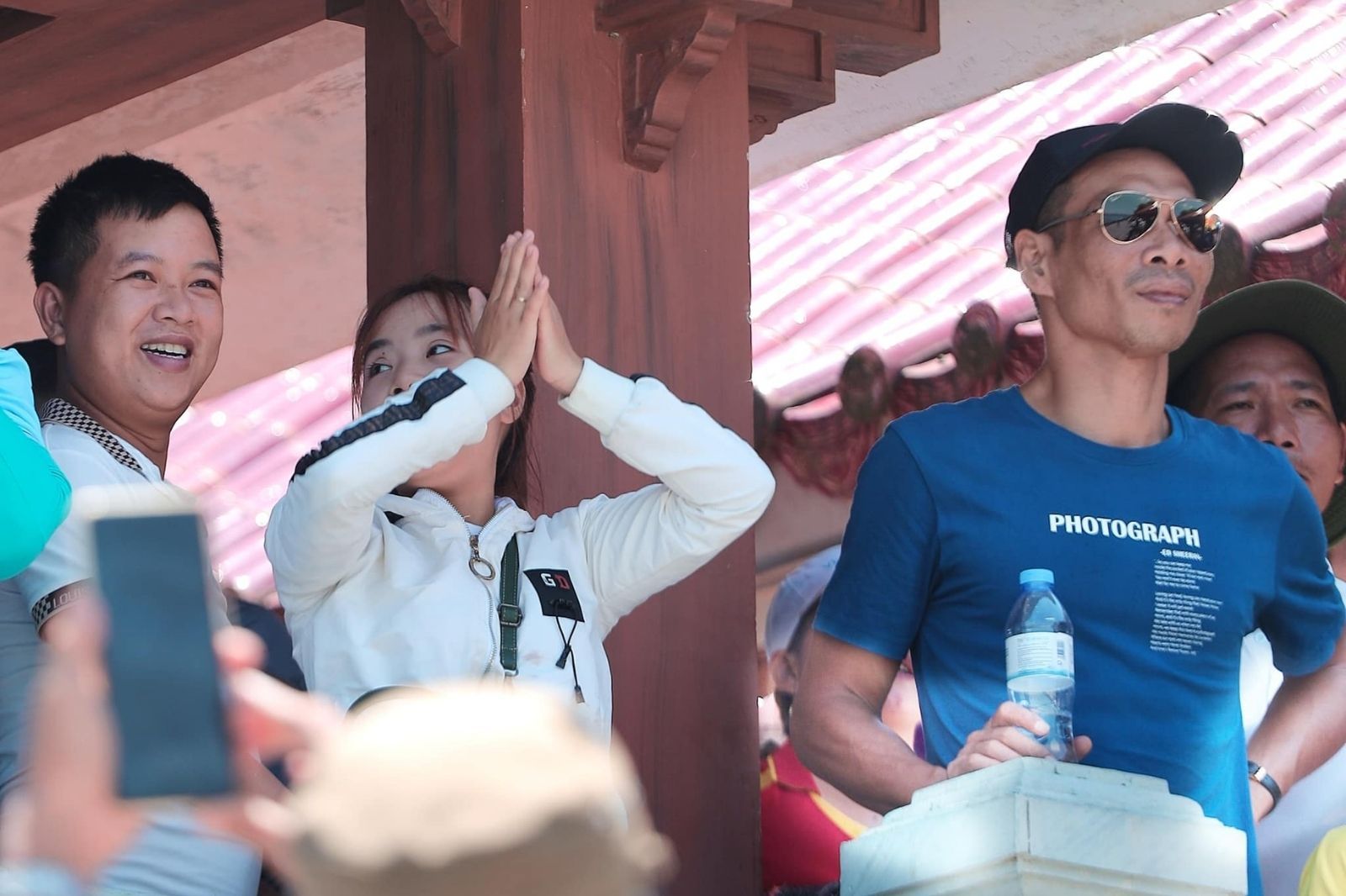 Người dân tham gia cổ vũ cho lễ hội