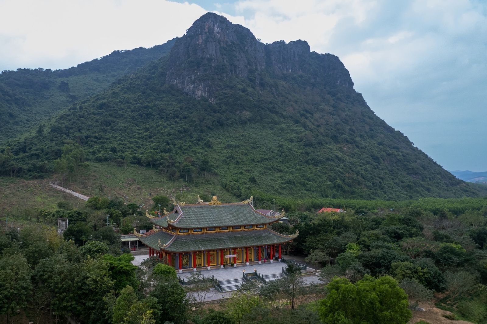 Người dân thường đến núi Thần Đinh vào đầu năm