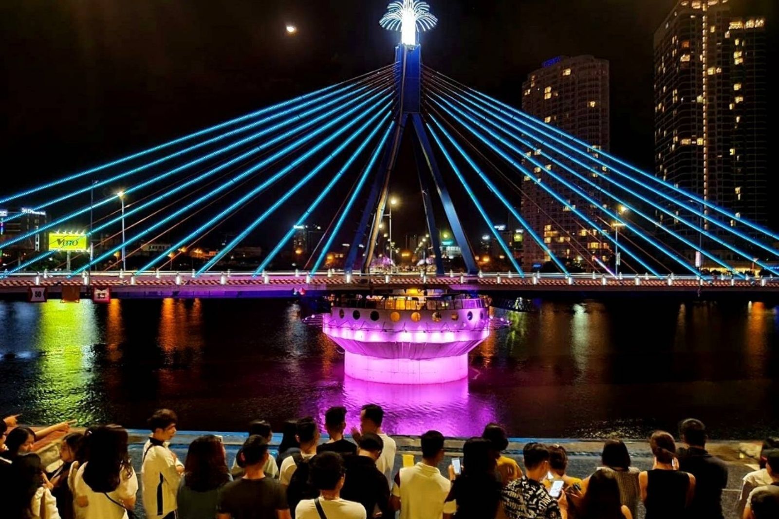 Người dân xem cầu sông Hàn quay