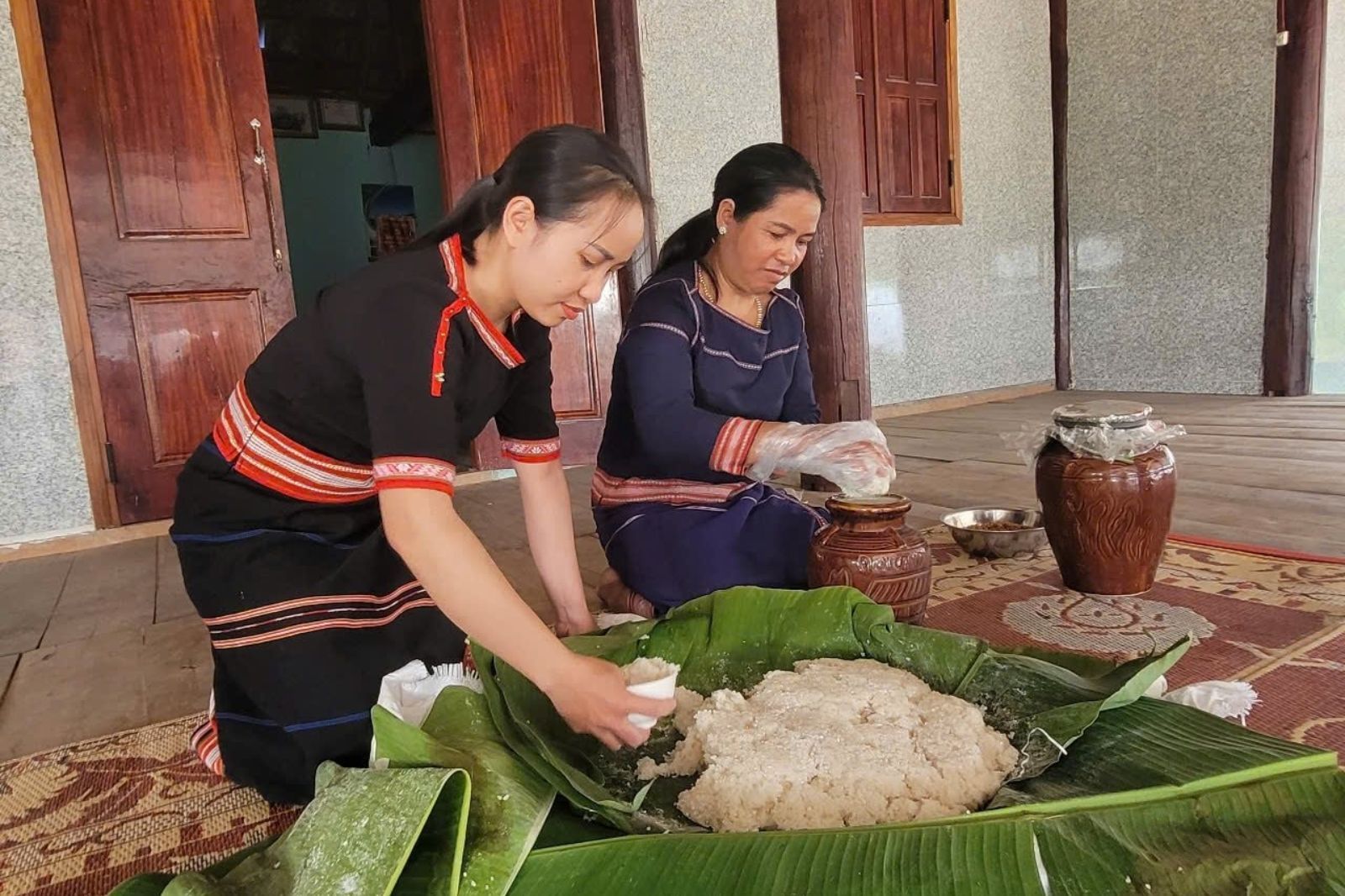 Người đồng bào trộn nguyên liệu để ủ rượu cần 