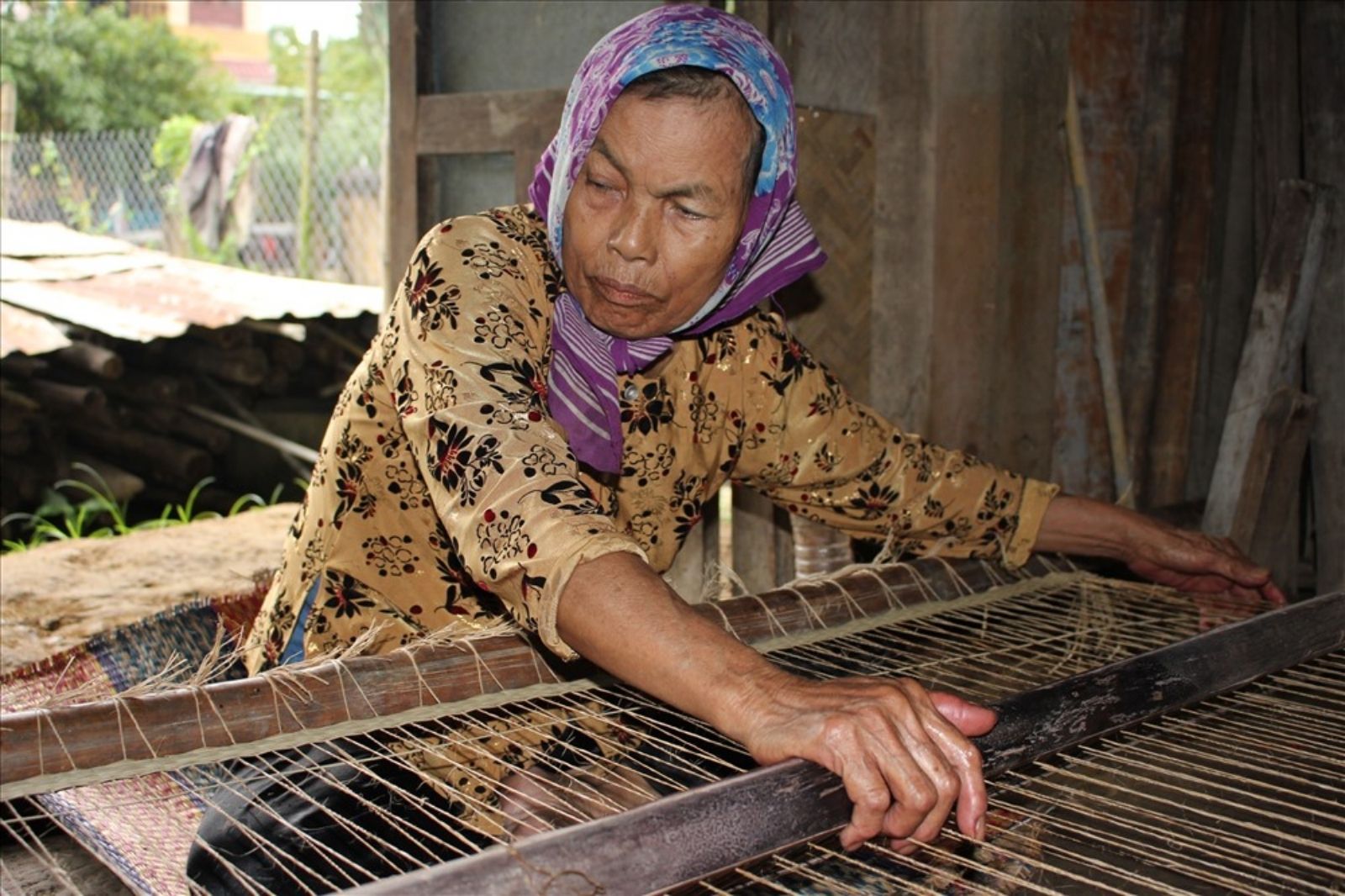 Người lớn tuổi trong làng vẫn gắn bó với nghề dệt chiếu 
