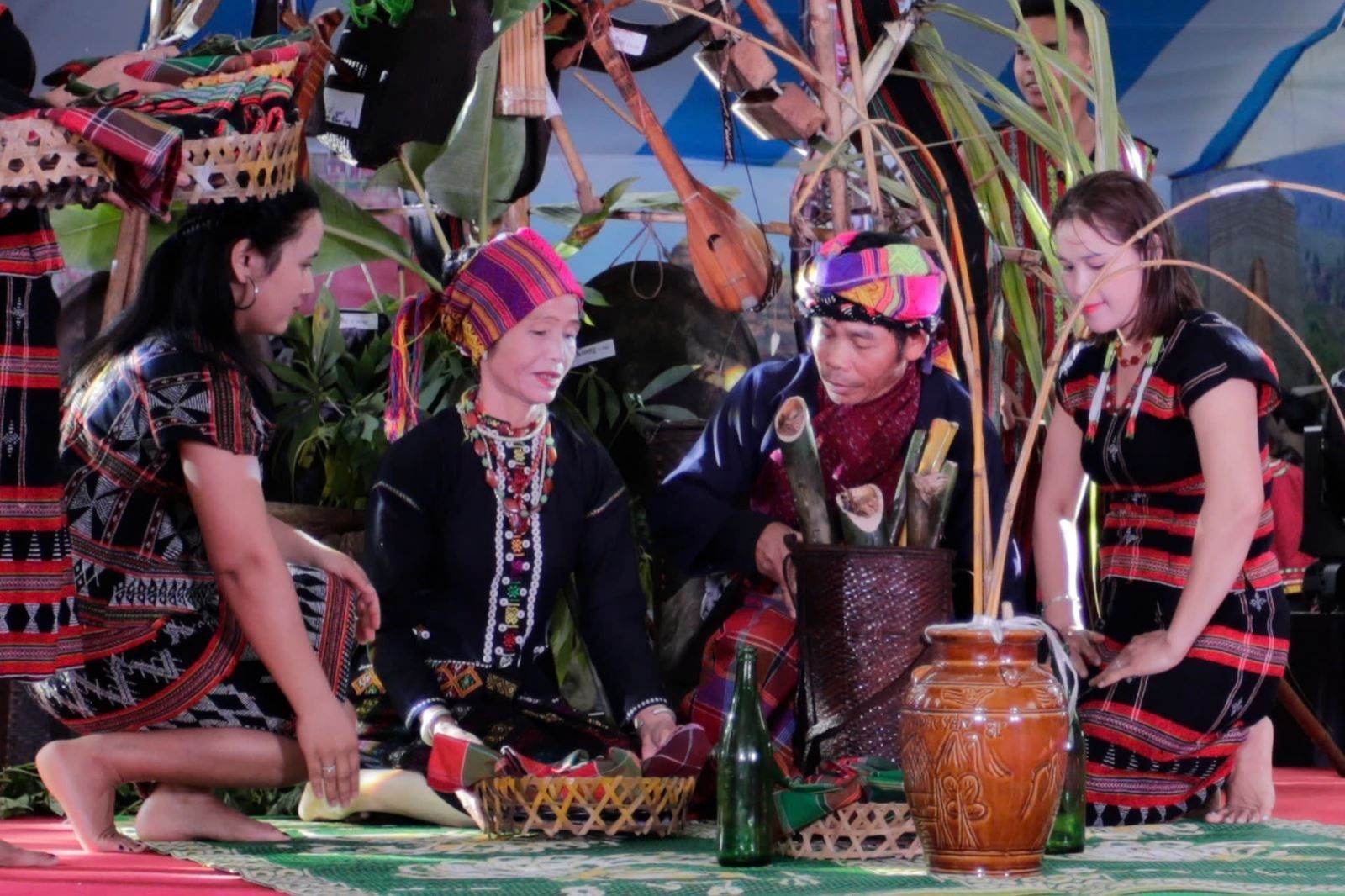 Người Pa cô chuẩn bị đồ cúng