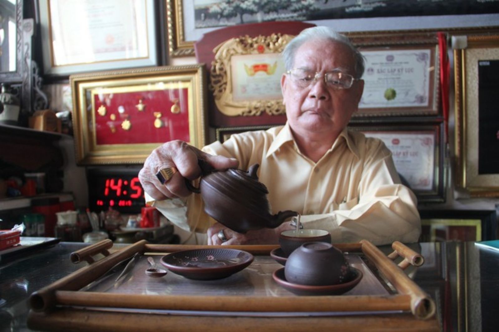 Người pha trà phải cẩn thận và tỉ mỉ 