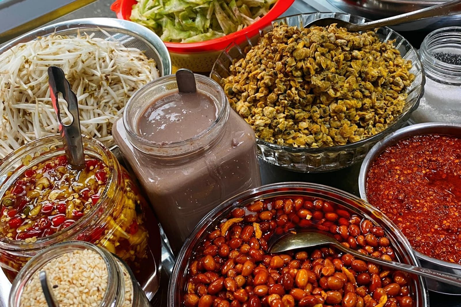 Nguyên liệu và gia vị cho món cơm hến