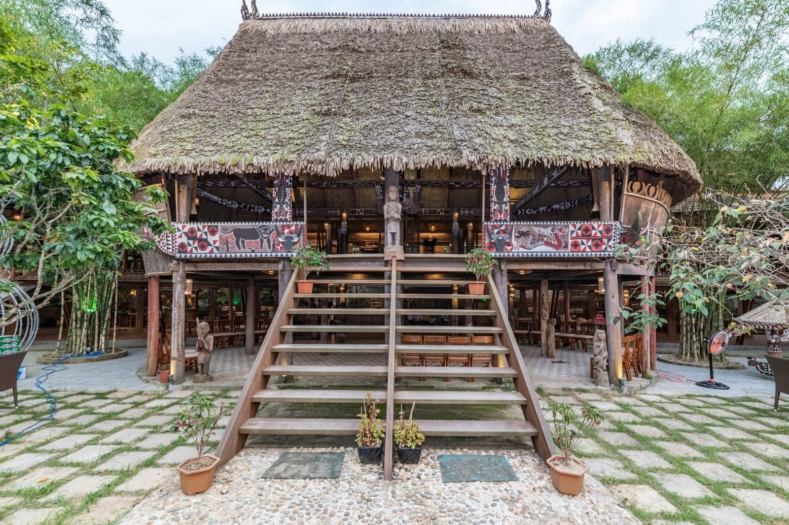 Nhà gươi của người Cơ Tu 