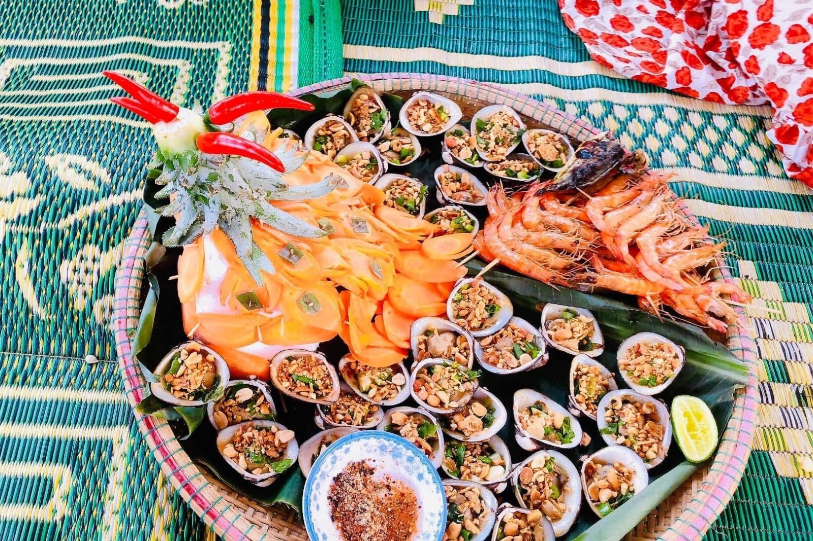 Có nhiều quán ăn nhà hàng ở ven đầm phá  