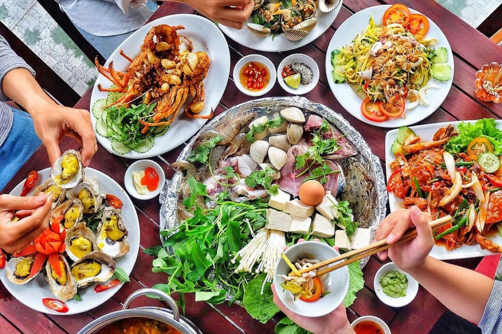 Nhà hàng nằm sát ngay biển với view thơ mộng 